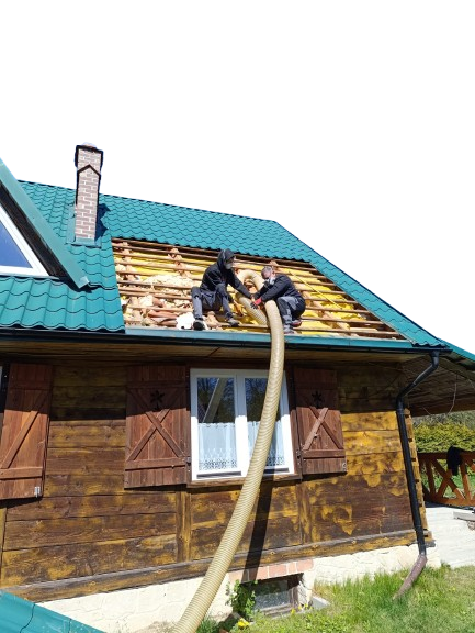 Pracownik przy izolacji poddasza celulozą