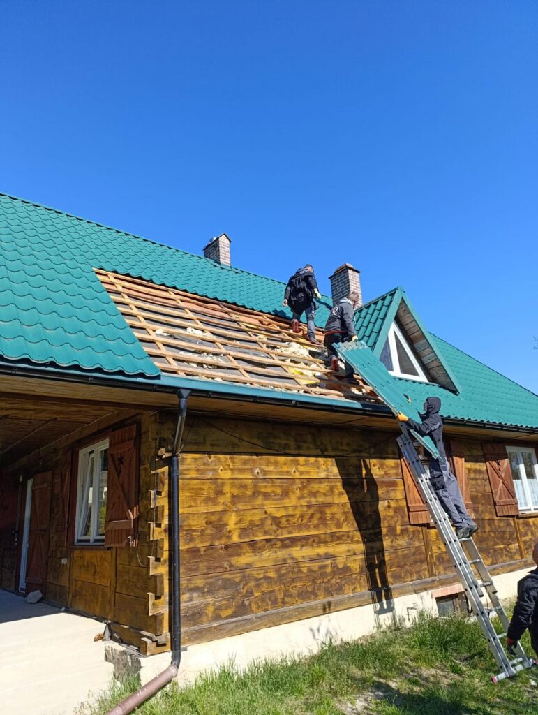 Izolacja celulozą wykonywana na poddaszu